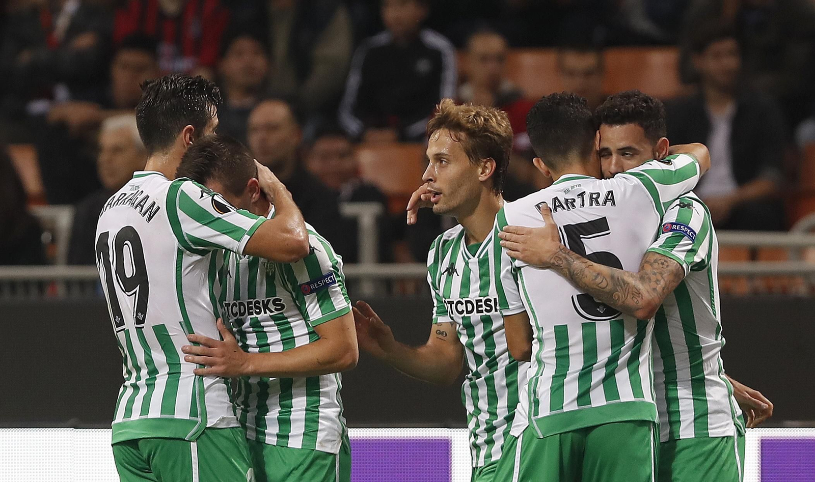 Cinco jugadores verdiblancos festejan el primero de los goles que dio el triunfo al Betis en San Siro.