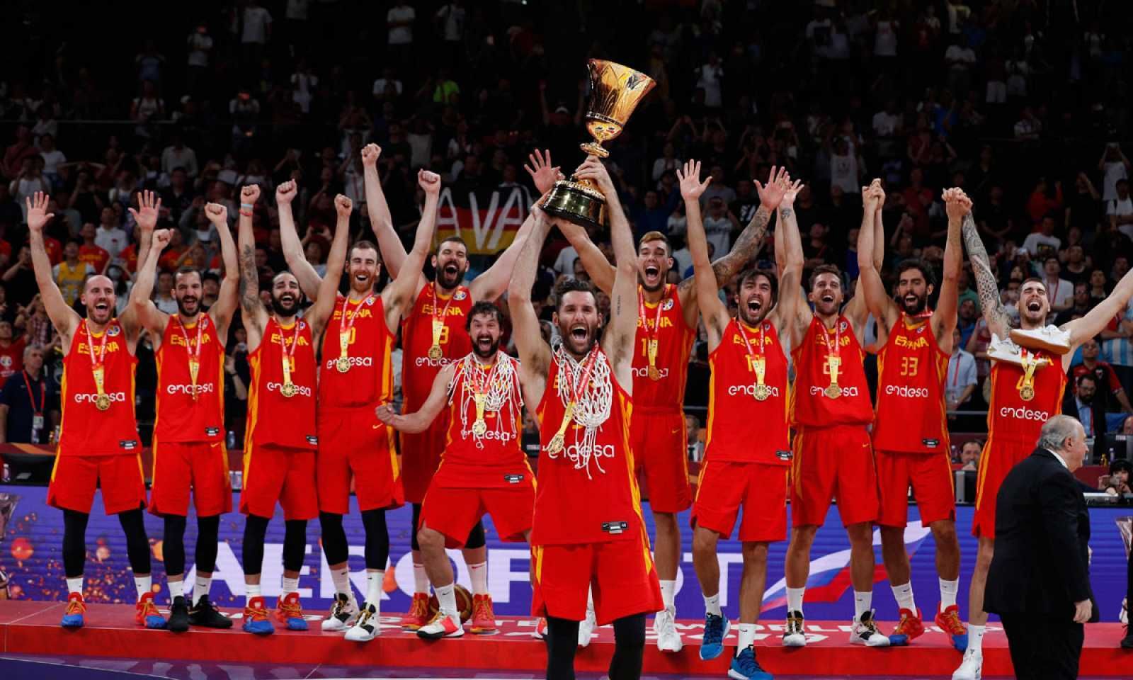 La selección de baloncesto al proclamarse campeona mundial