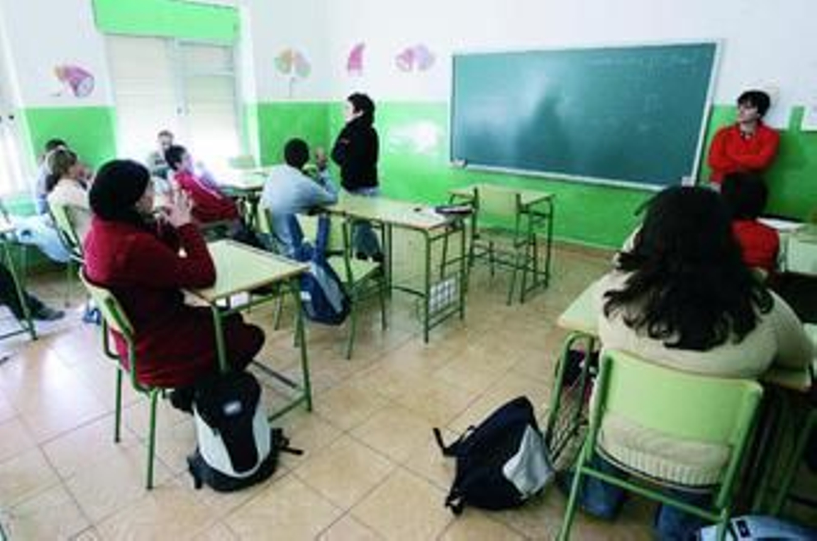 Alumnos abrigados durante una clase en un instituto de la capital.