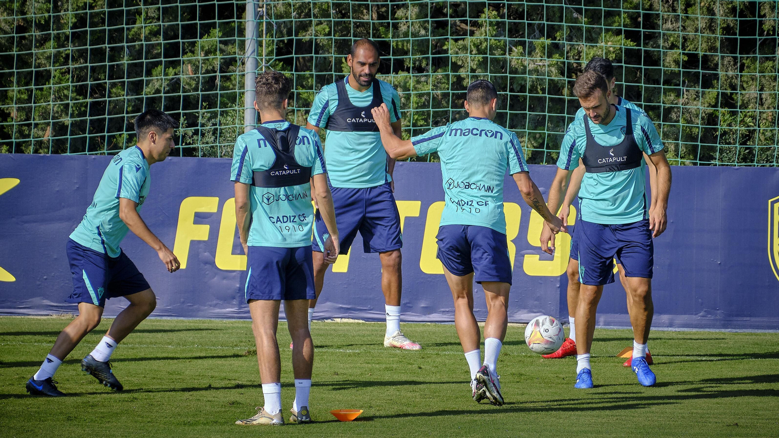 Fali, al fondo, durante la sesión desarrollada el martes.