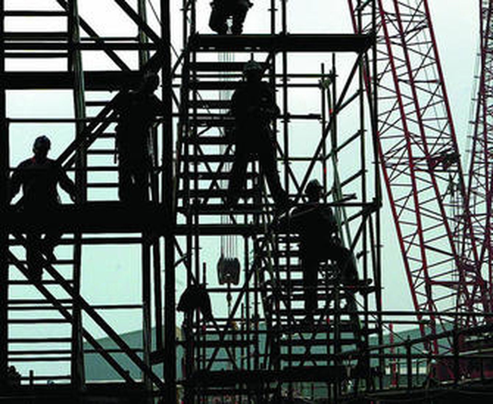 Operarios de Dragados Offshore trabajan en la planta de regasificación 'Adriatic'.