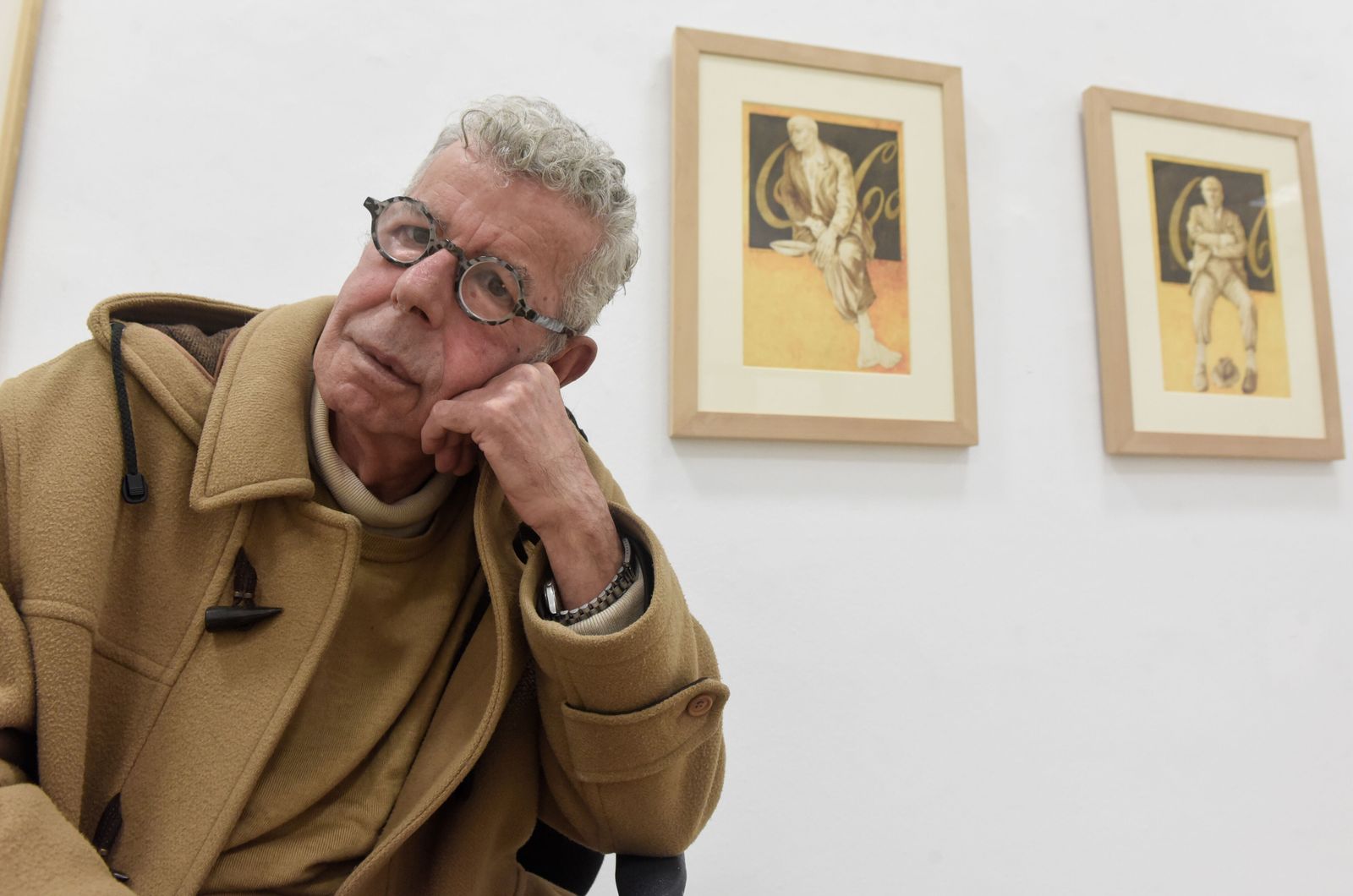 Fausto Velázquez con algunas de las obras de su exposición en la Casa de la Provincia.