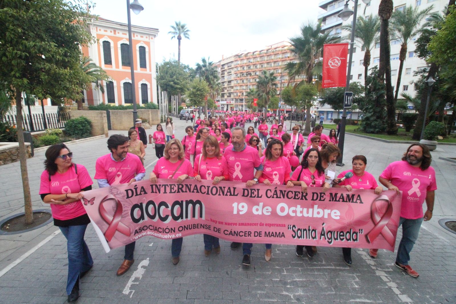 1. Suelta de globos en la plaza de la Constitución. 2. Cabecera de la marcha por El Punto. 3. Manifestación de la AECC en Moguer. 4. Impresión en uno de los autobuses de Emtusa. 5. En la cadena humana de Santa Águeda participaron ayer familias enteras, incluidos los más pequeños de la casa.