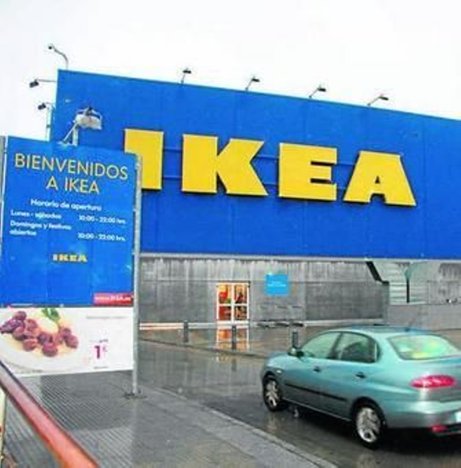 Un coche accede a Ikea, en una imagen reciente.