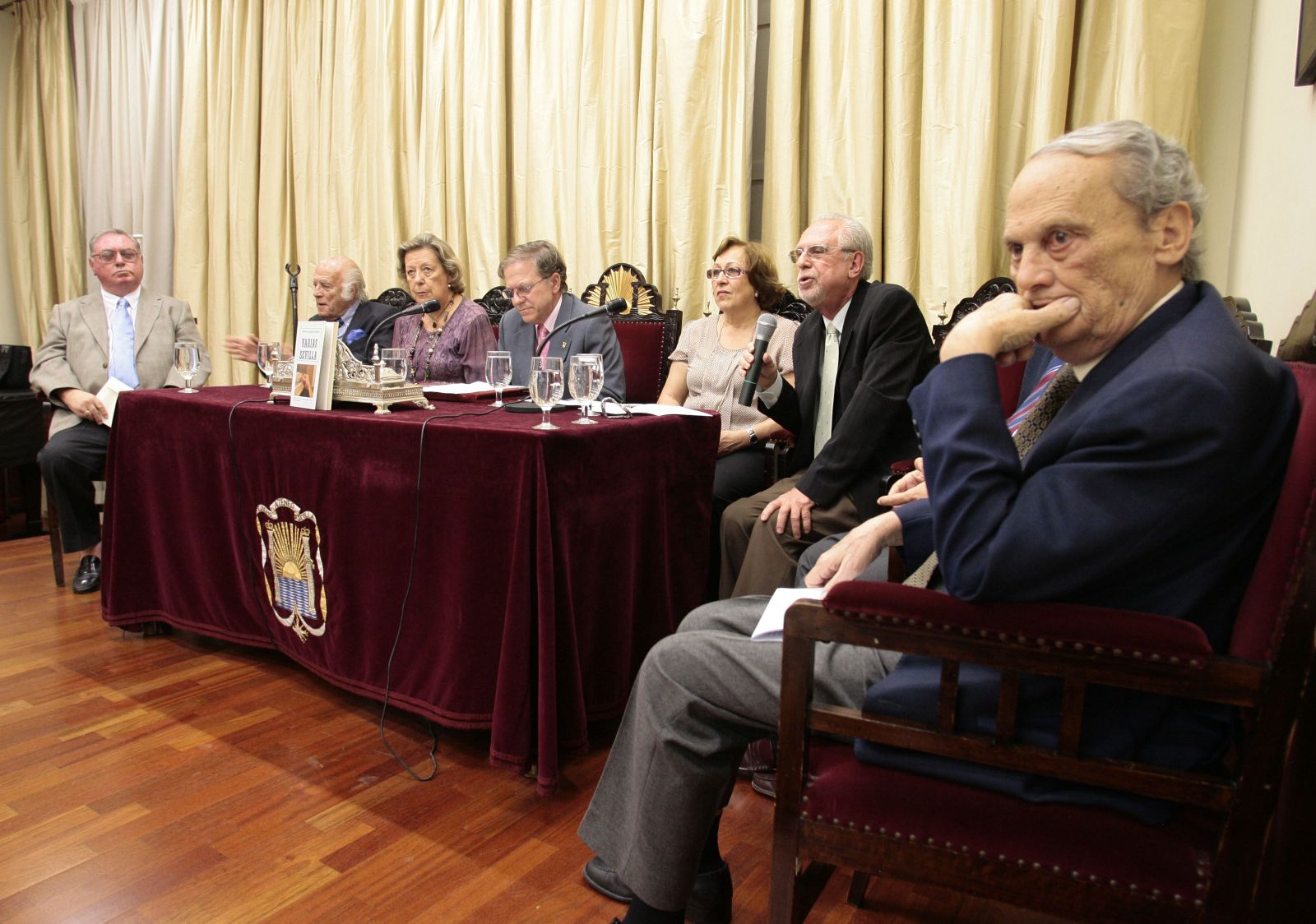 Bibiano Torres, en primer término en un acto en el Ateneo en recuerdo de Morales Padrón.
