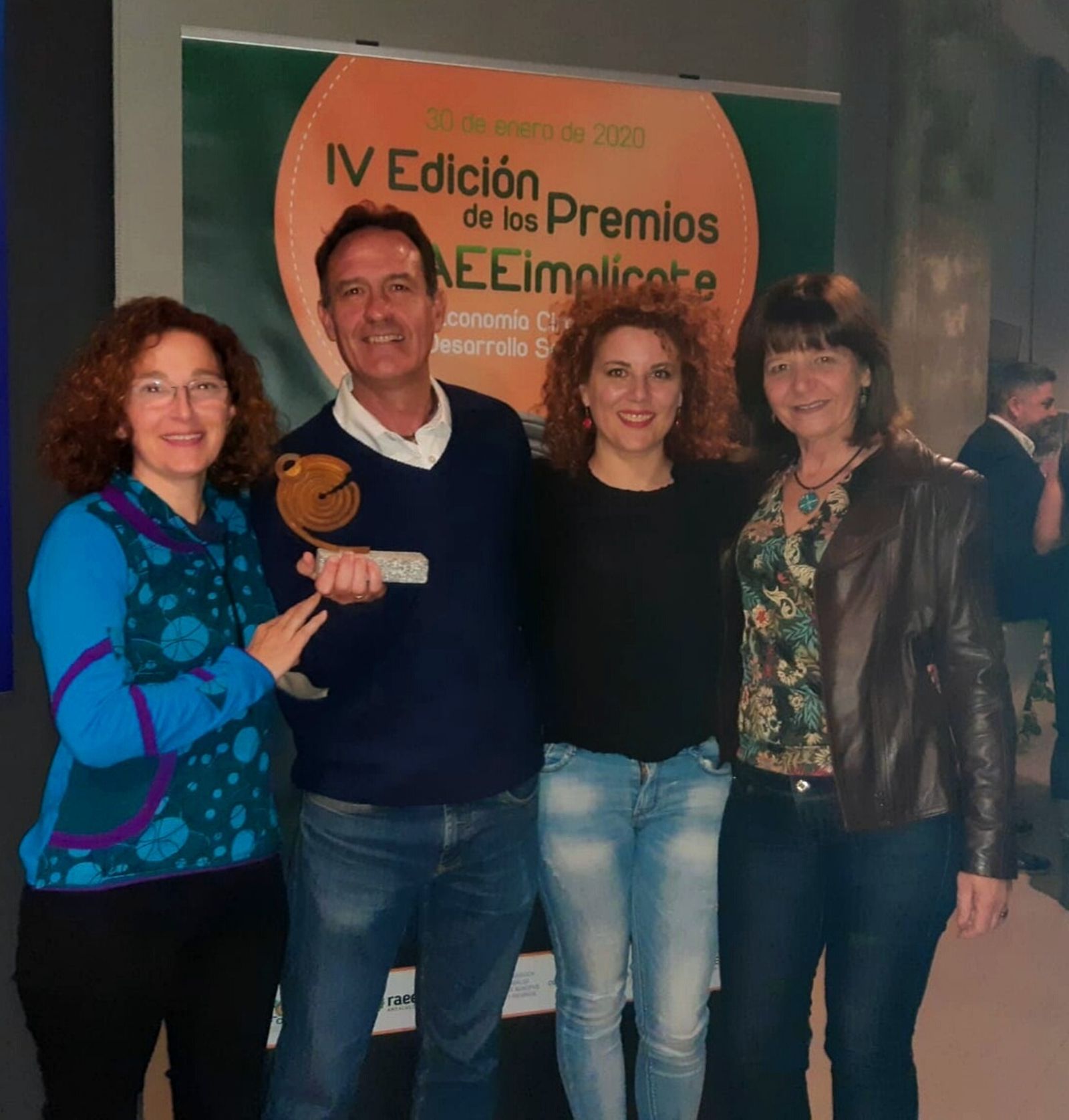 Los responsables del centro recogen el premio en Sevilla.