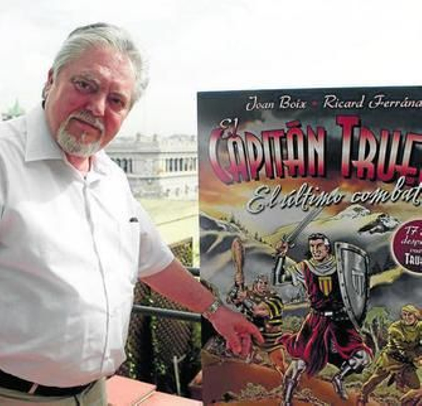 El dibujante Joan Boix, junto al nuevo cómic del Capitán Trueno.