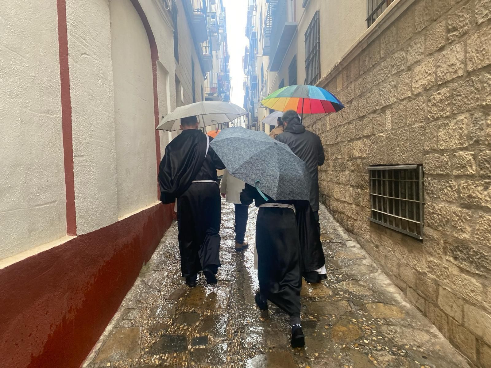 En imágenes: La lluvia suspende el Lunes Santo en cuestión de horas