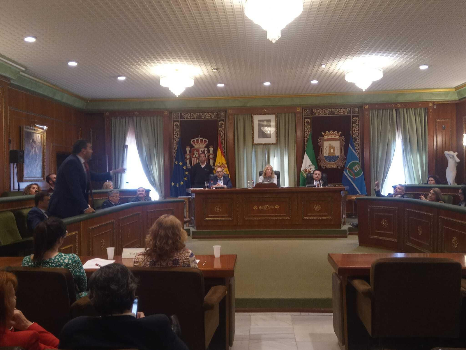 Un momento de la intervención del concejal de Deportes,  Manuel Cardeña (I.).