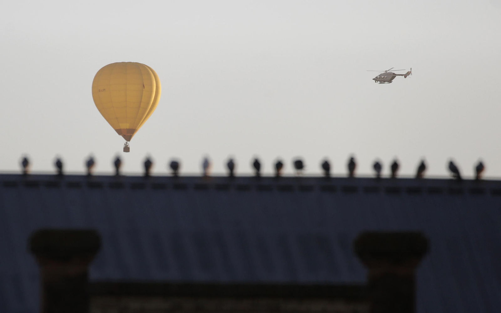 Fotos del heraldo de los Reyes Magos surcando los cielos de Sevilla