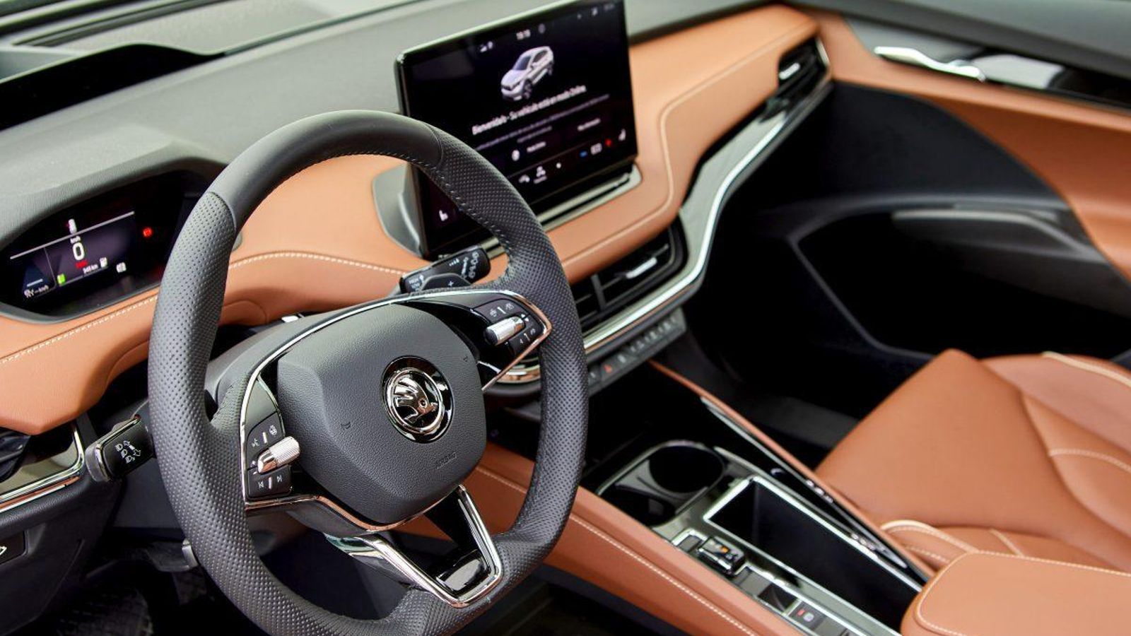 El botón del Travel Assist del volante permite adecuar la asistencia de esta ayuda a la conducción según el vehículo esté o no en una autopista.