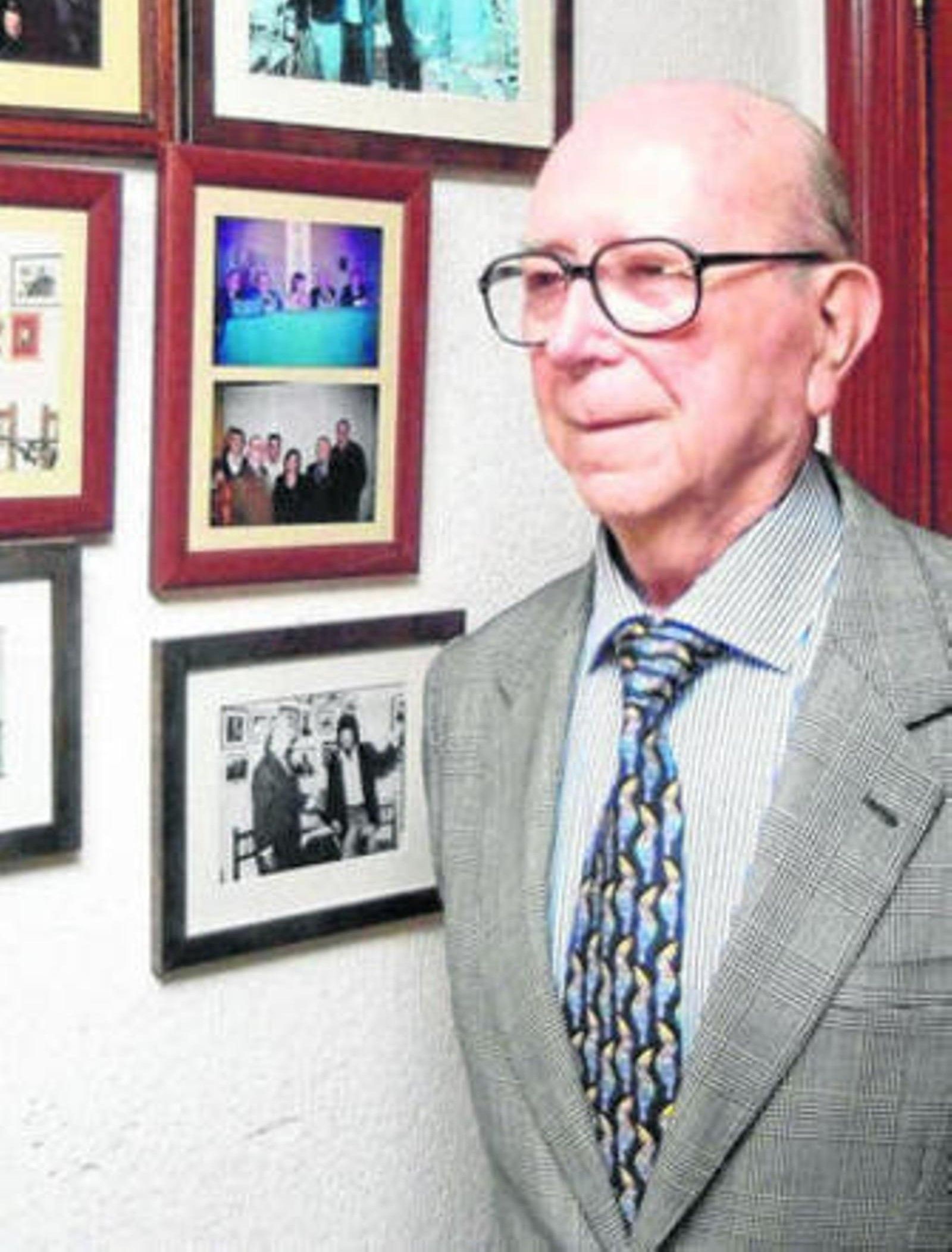 Lucas López en uno de los pasillos de su casa, unos meses antes de su fallecimiento.