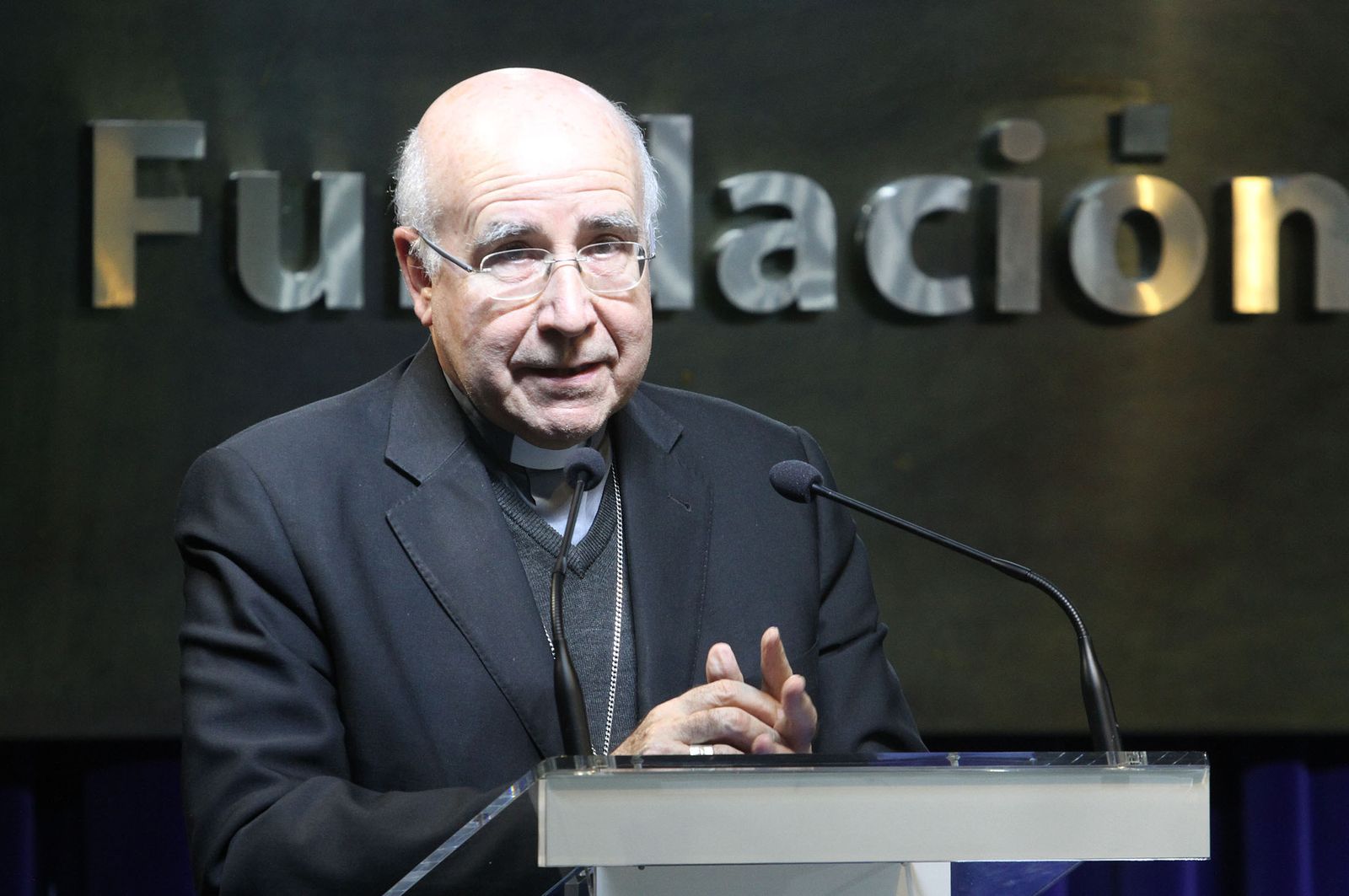 El obispo de Huelva, José Vilaplana, durante su intervención en la entrega del premio Gota Gota de la Fundación Cajasol.