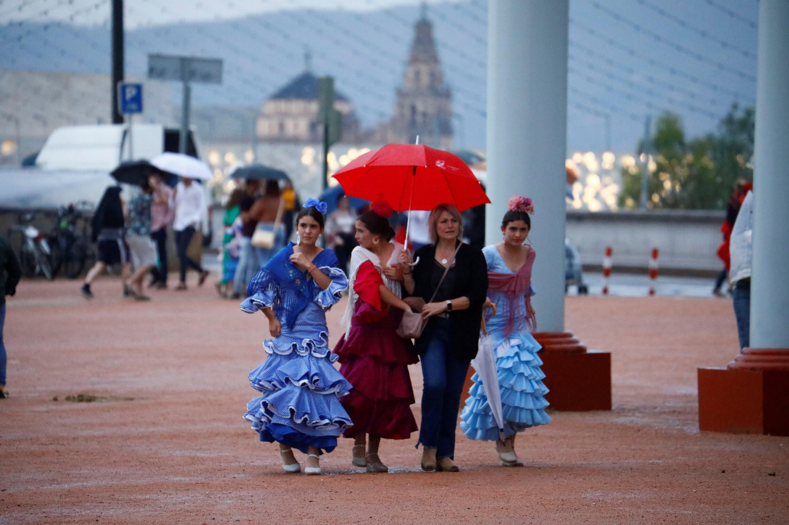 La intensa lluvia de este sábado en la Feria de Córdoba, en imágenes