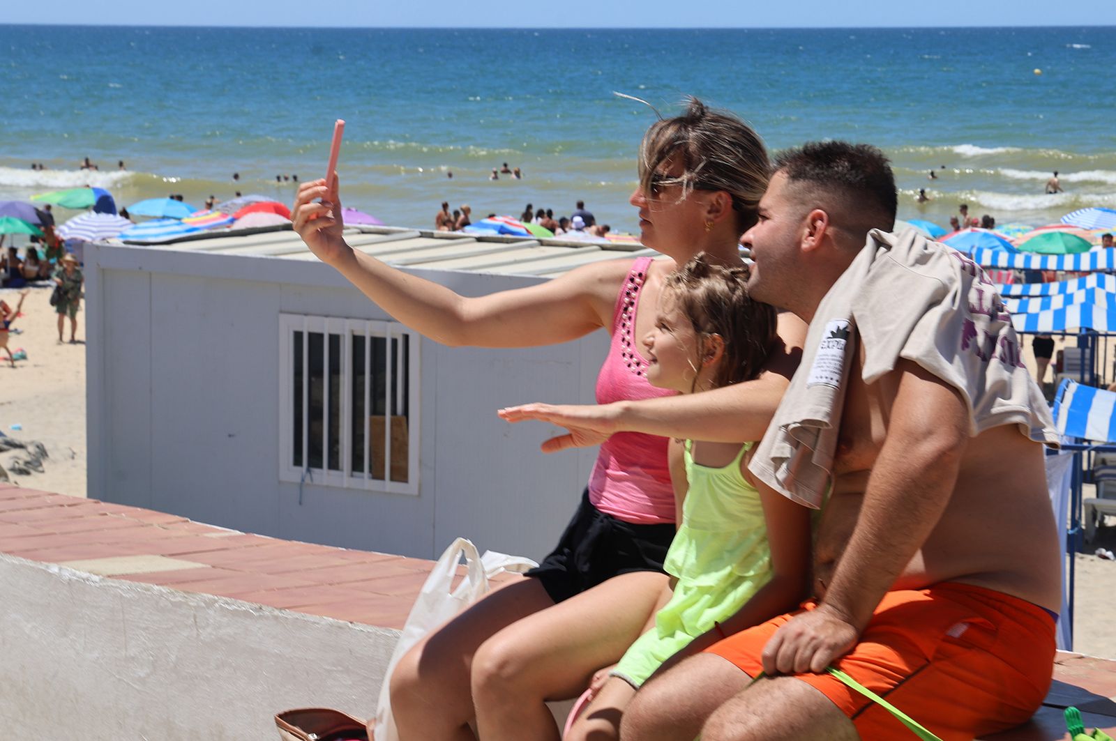 Imágenes de una mañana de calor y playa en Matalascañas