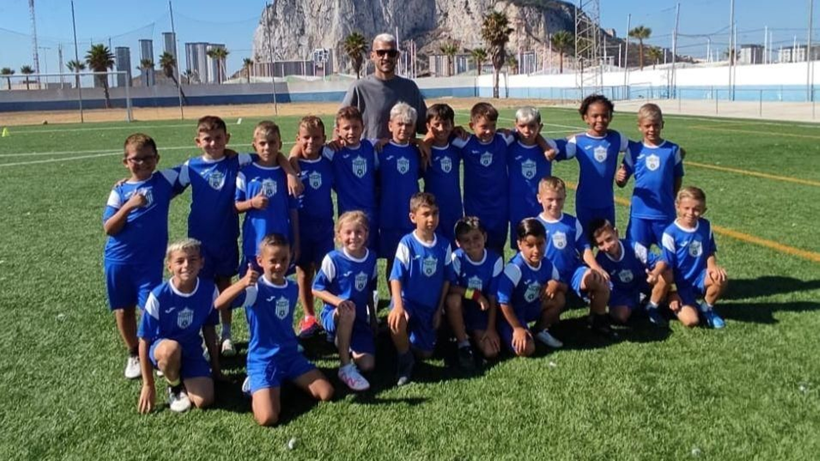 Stoichkov, con un grupo de jugadores del V Campus Cantera Linense