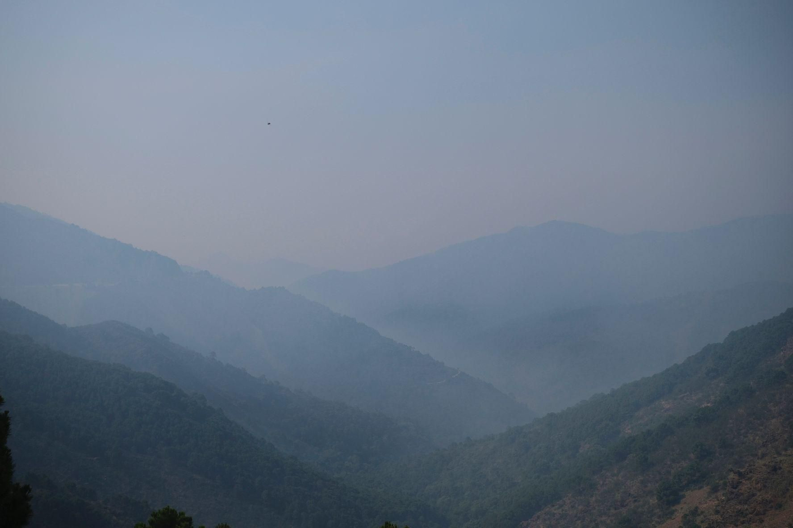 Las imágenes de los medios aéreos y terrestres en las labores de extinción del incendio de Pujerra este jueves Las imágenes de los medios aéreos y terrestres en las labores de extinción del incendio de Pujerra este jueves