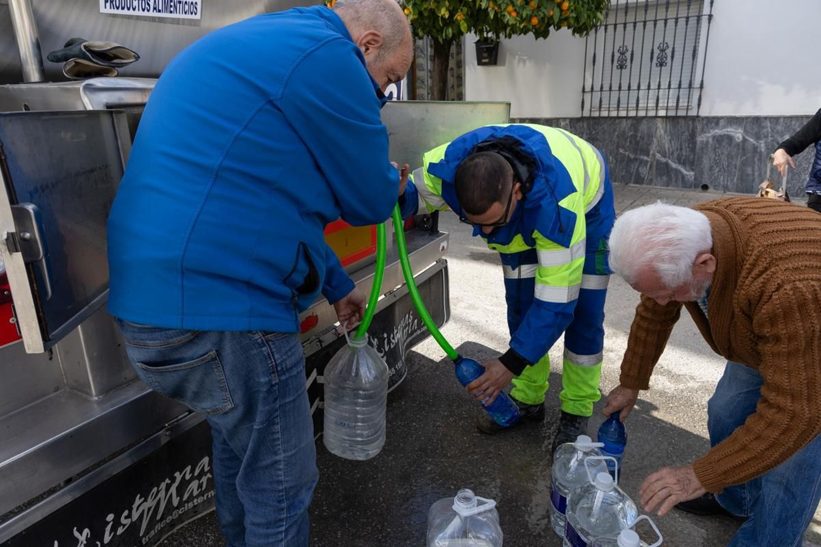 Reparten agua en Mote Lope Alvárez tras prohibir su consumo por presencia de bromato