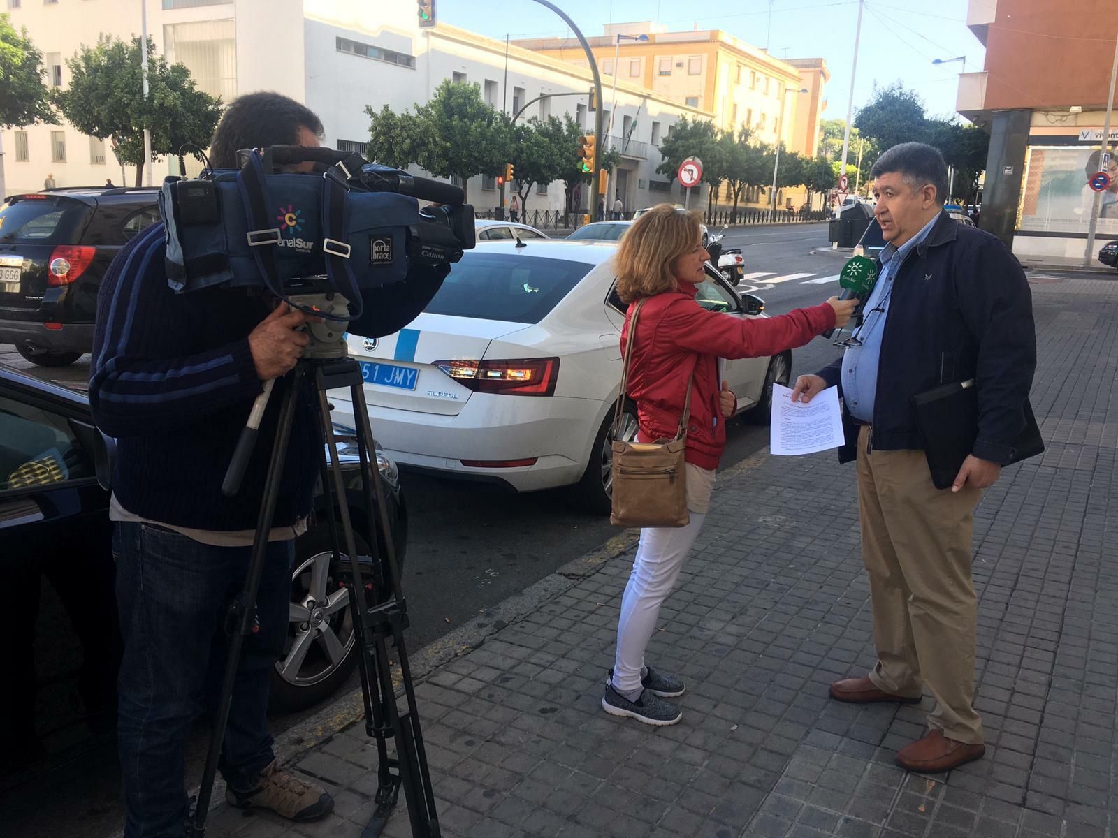 Entrega del escrito que pide el desalojo inmediato del local okupa.