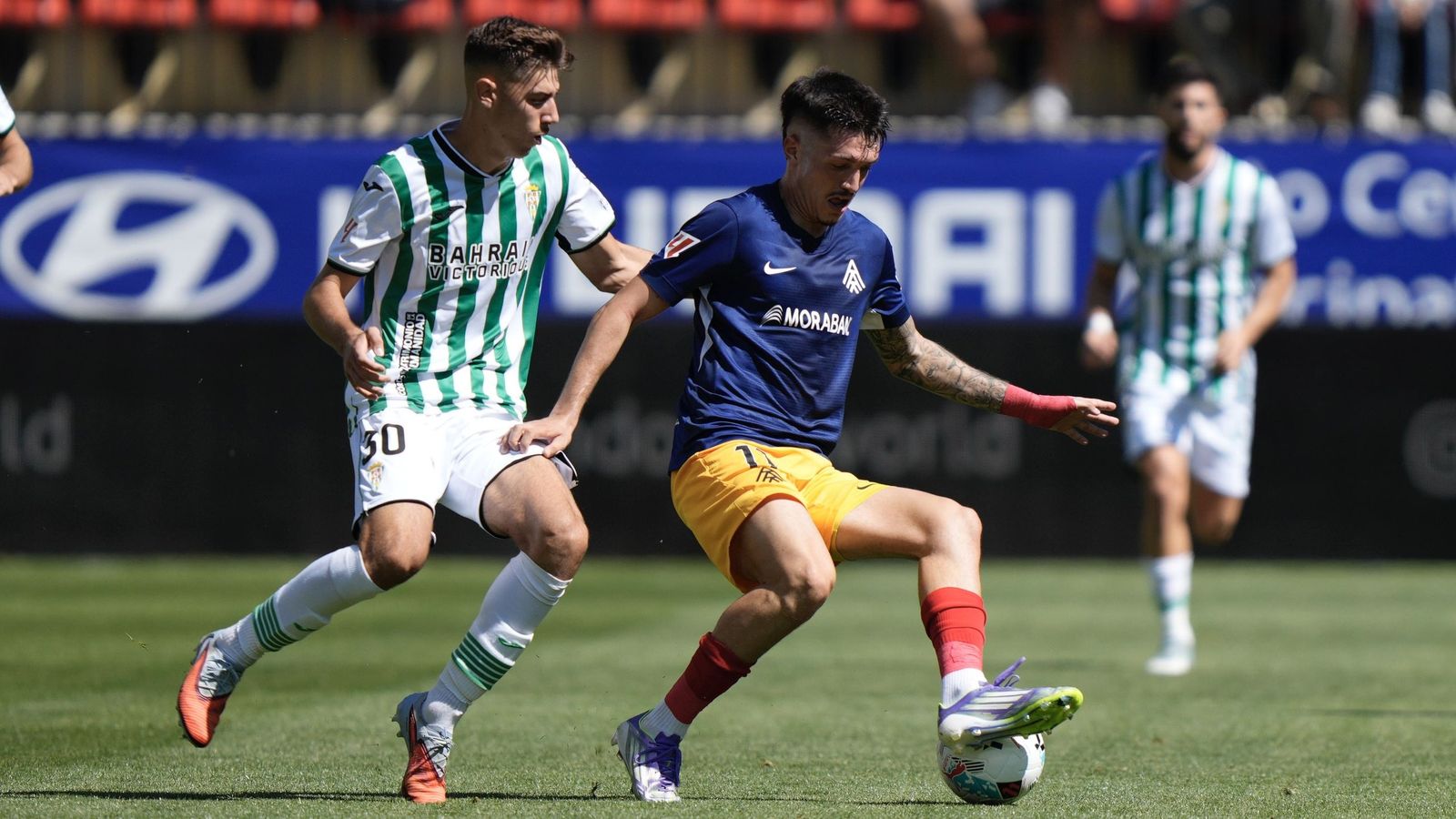 Lautaro de León esconde el balón ante Requena en el Andorra-Córdoba CF.
