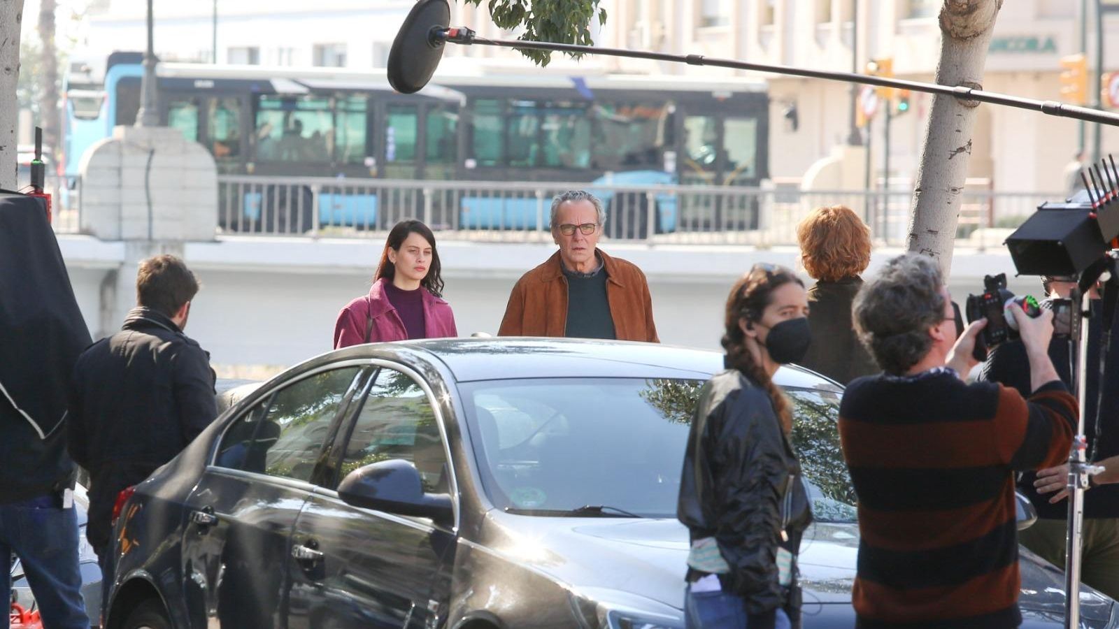 Los actores Milena Smit y Jose Coronado durante el rodaje de 'La chica de nieve' en Málaga