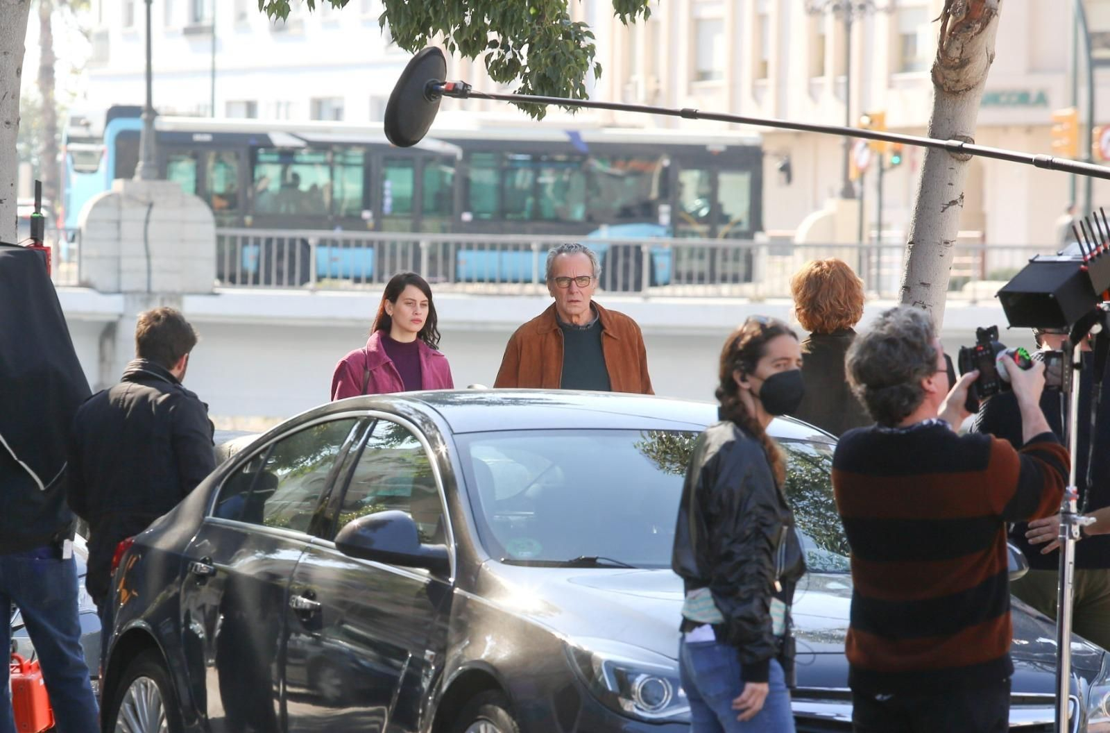 Los actores Milena Smit y Jose Coronado durante el rodaje de 'La chica de nieve' en Málaga Los actores Milena Smit y Jose Coronado durante el rodaje de 'La chica de nieve' en Málaga