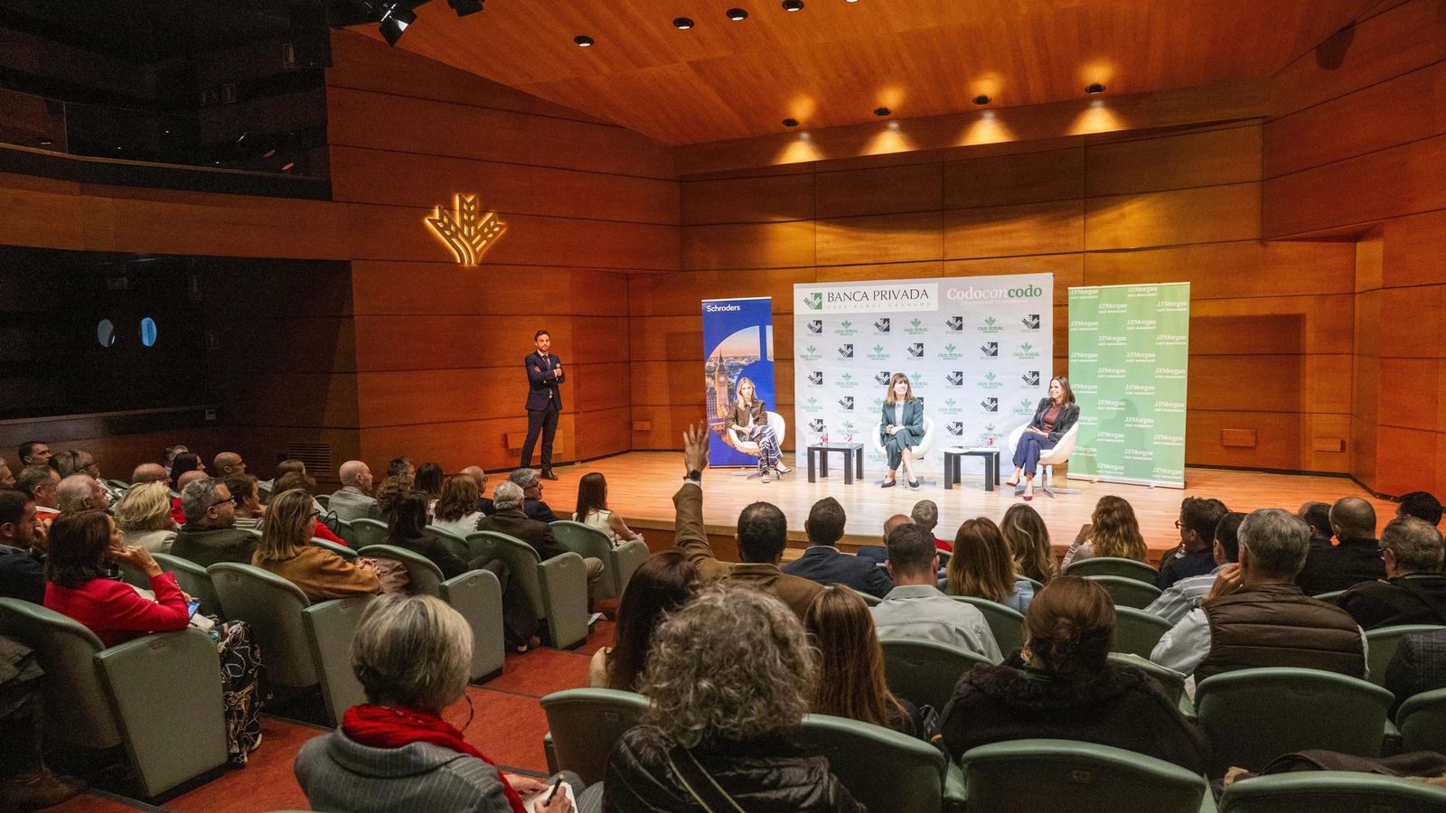 Más de un centenar de clientes asistieron a esta cita.