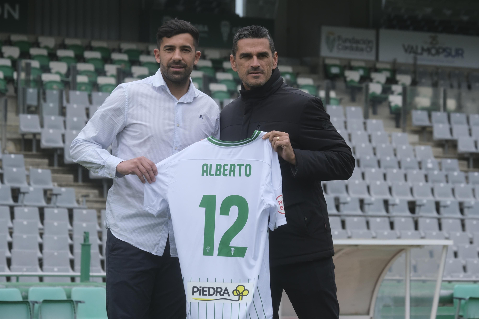 Alberto Jiménez posa con Juanito durante su presentación.