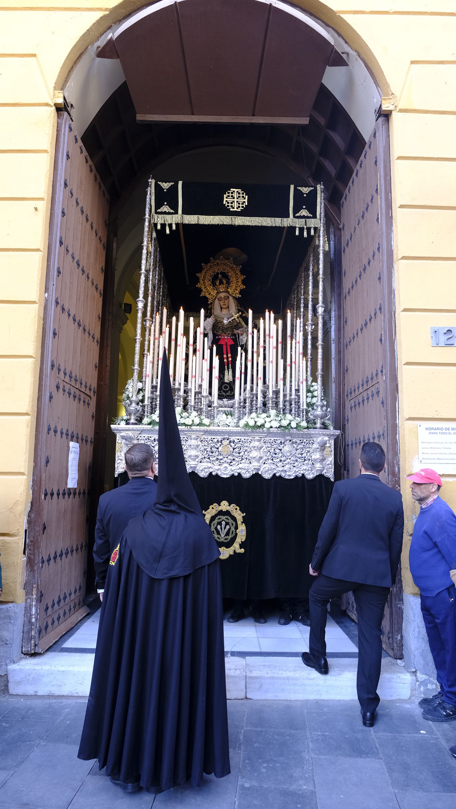 Procesión del Santo Entierro en Almería, en imágenes