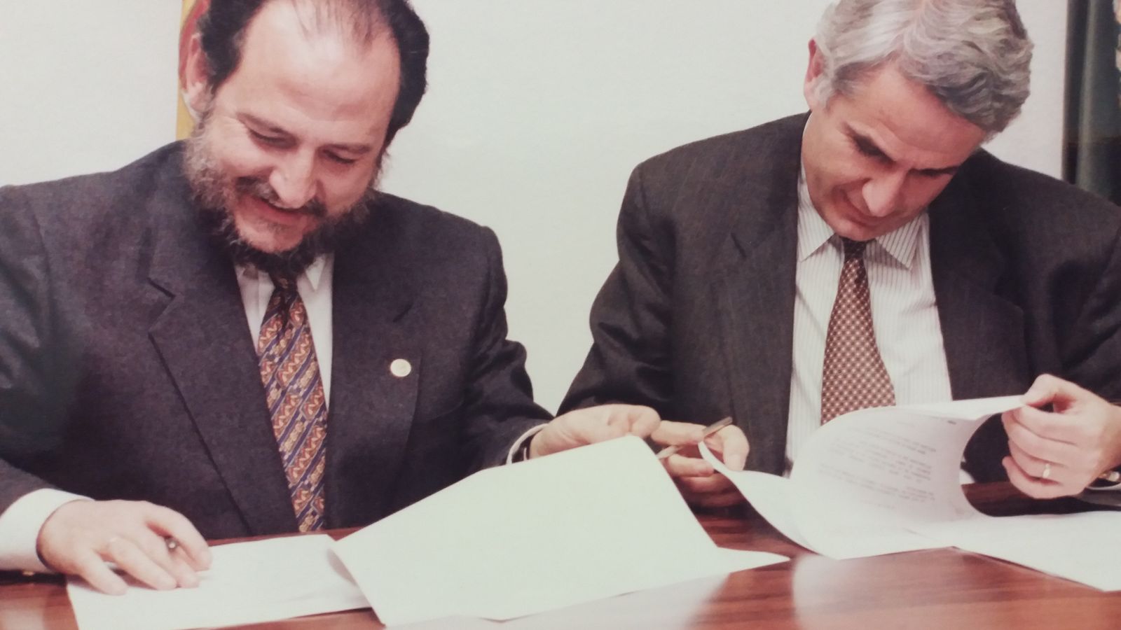 Firmando un convenio con Antonio Pascual