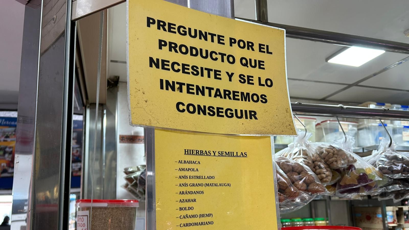 Cartel del puesto de Alejandro en el Mercado de Abastos