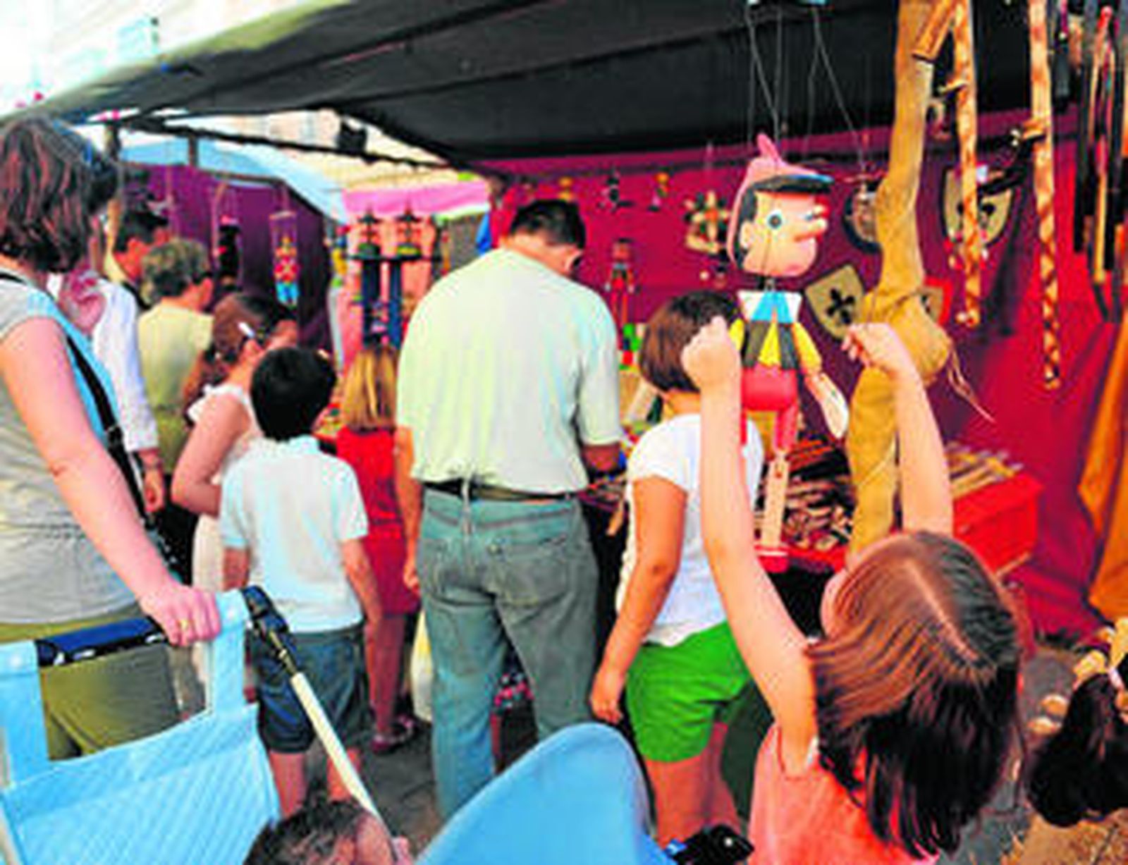 Mercadillo medieval en la calle Real, una actividad de marcado carácter popular.
