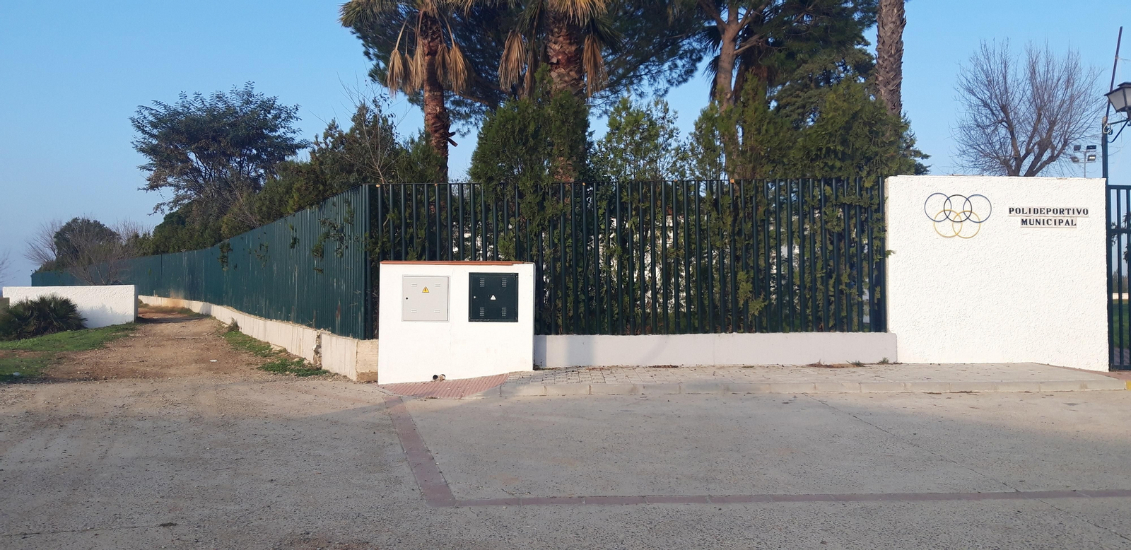 Hay que alcanzar el polideportivo municipal.