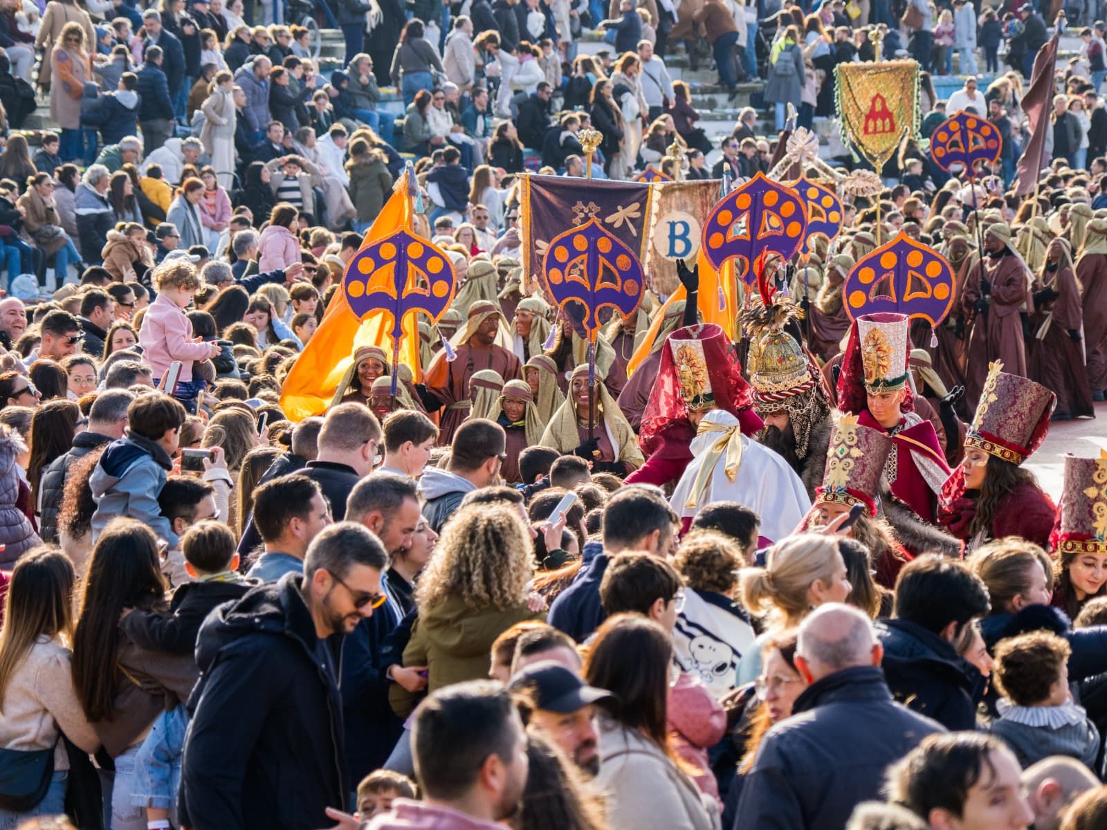 Ambiente en el estadio con la llegada de los Reyes Magos a San Fernando