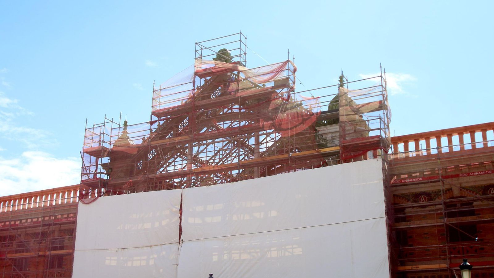 Andamios y lona en el vestíbulo principal del edificio de viajeros