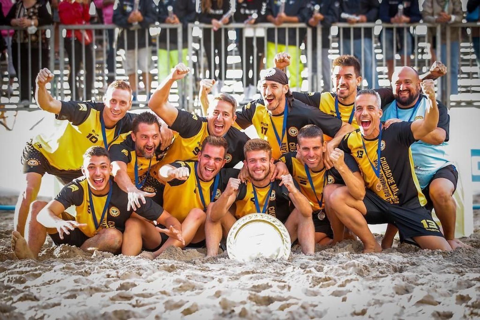 Los jugadores del Club Balonmano Playa Ciudad de Málaga celebran el título.