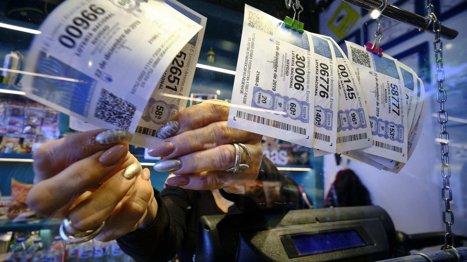 Décimos de Lotería de Navidad en la papelería Box Lucero, frente al muelle de Cádiz.