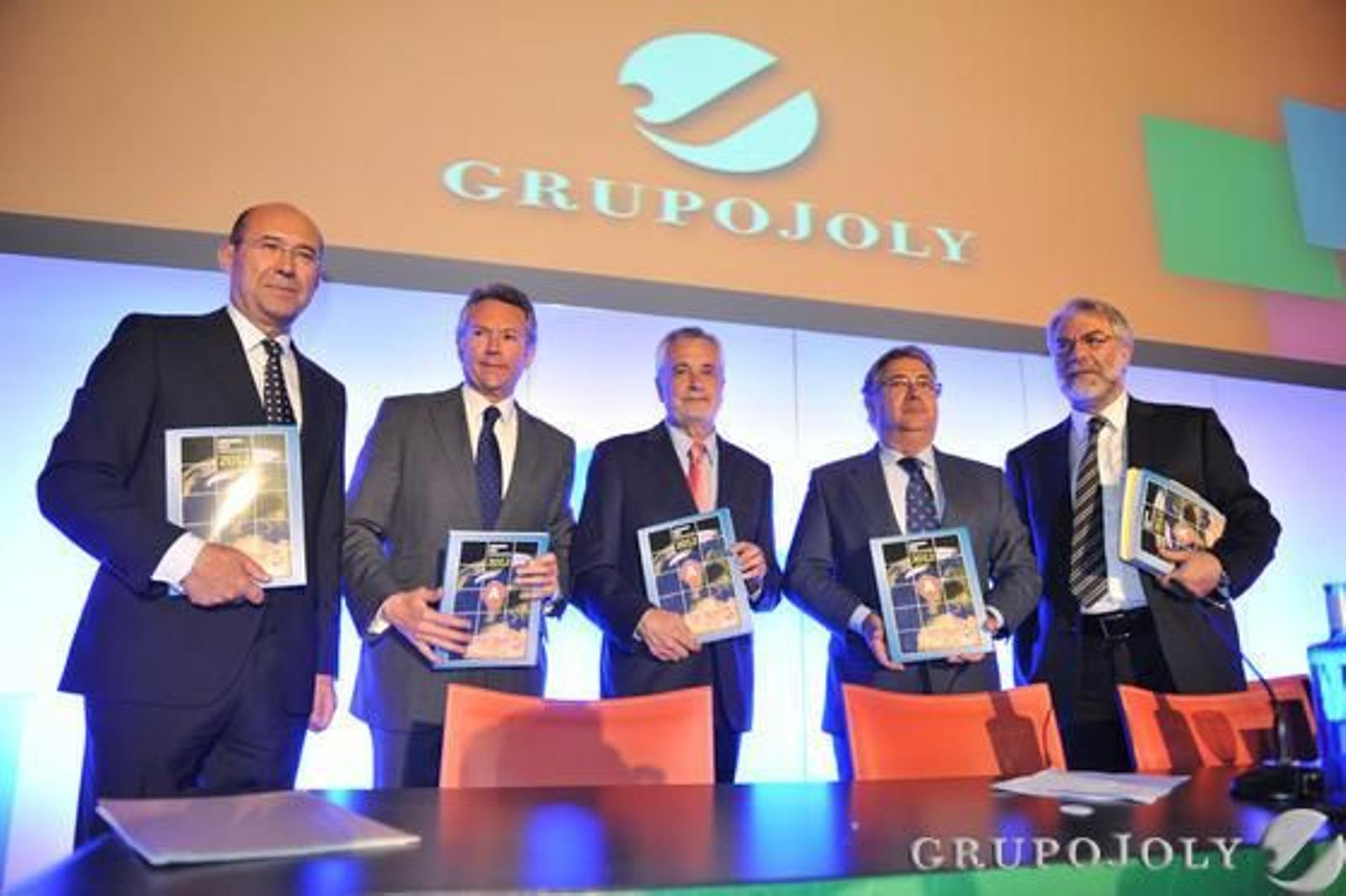 Francisco Ferraro, director del Anuario Joly; José Joly, presidente del Grupo Joly; José Antonio Griñán, presidente de la Junta de Andalucía; Juan Ignacio Zoido, alcalde de Sevilla; y José Rocillo, director territorial de Telefónica.

Foto: A. Pizarro - M. Gómez - J.C. Vázquez - V. Hidalgo
