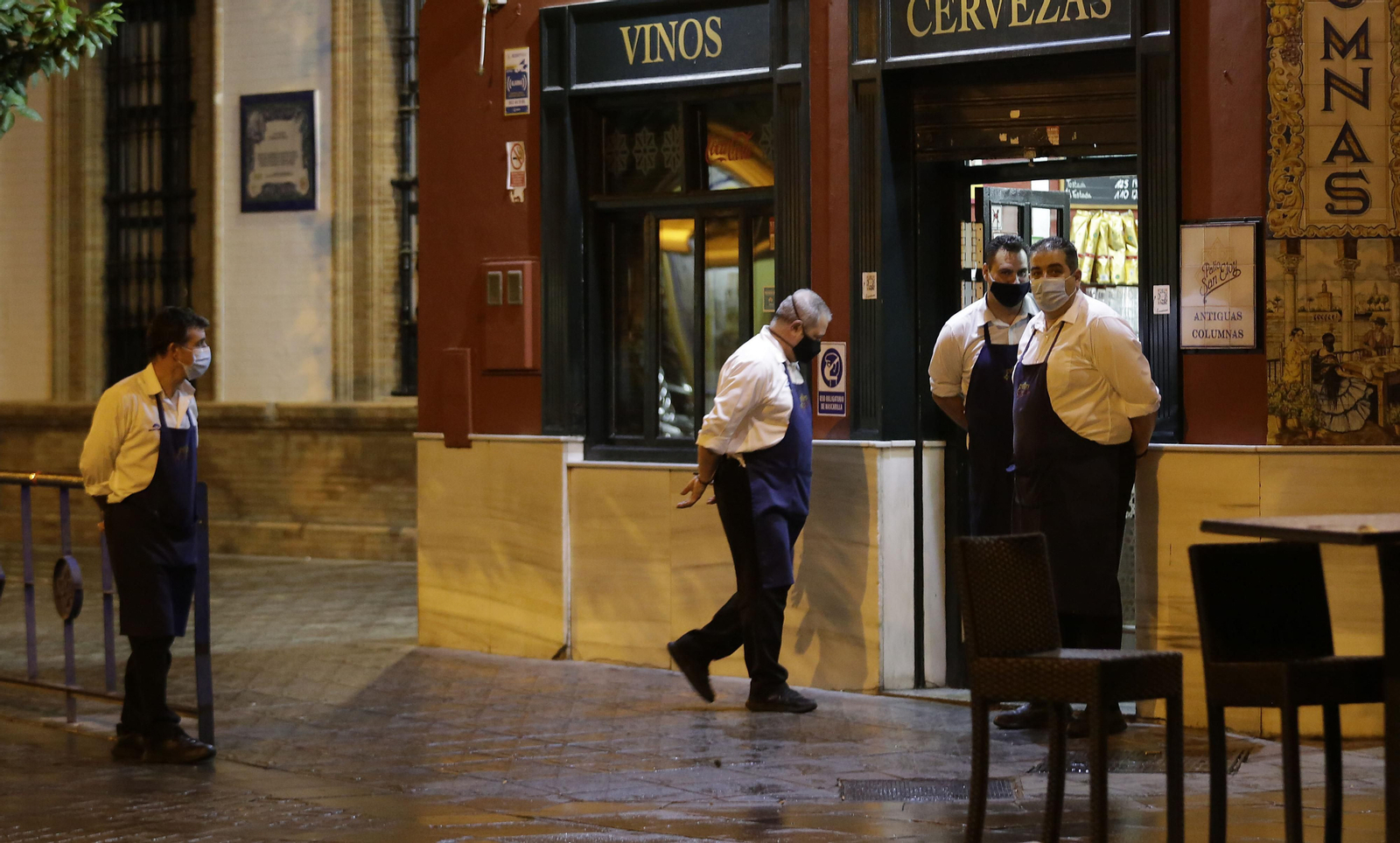 Los sevillanos cumplen el toque de queda