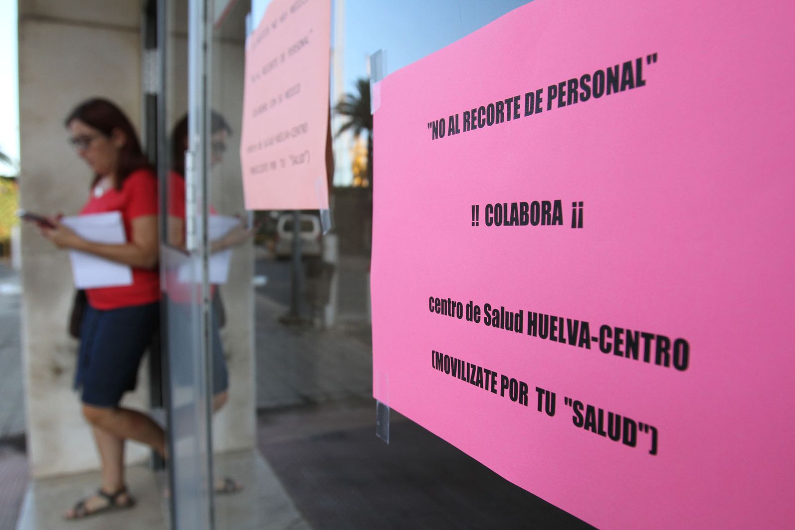 Carteles antirrecortes situados a la entrada de Huelva-Centro.