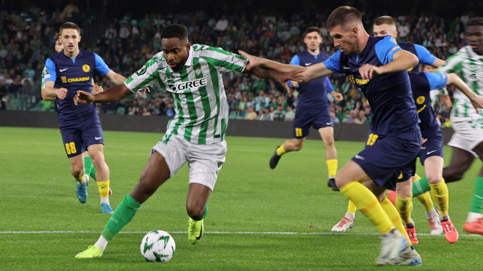 Bakambu busca espacio para disparar en el duelo contra el Celje.