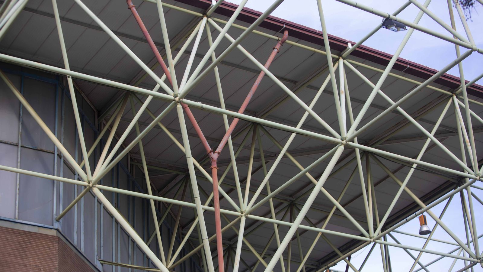 La chapa exterior de la cubierta se encuentra oxidada.