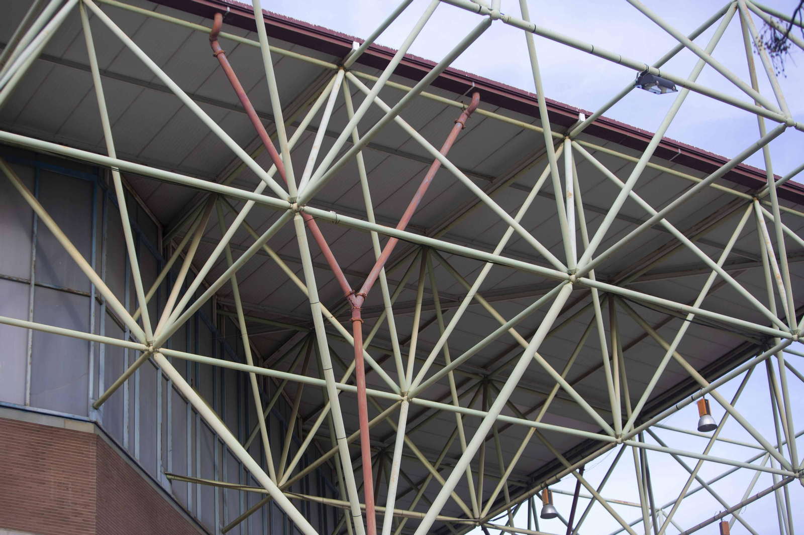 La chapa exterior de la cubierta se encuentra oxidada.