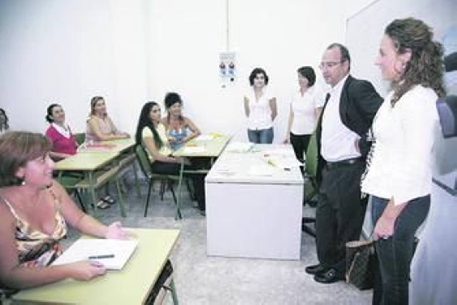 El alcalde y Rebeca Gómez, en la inauguración del curso de 700 horas.