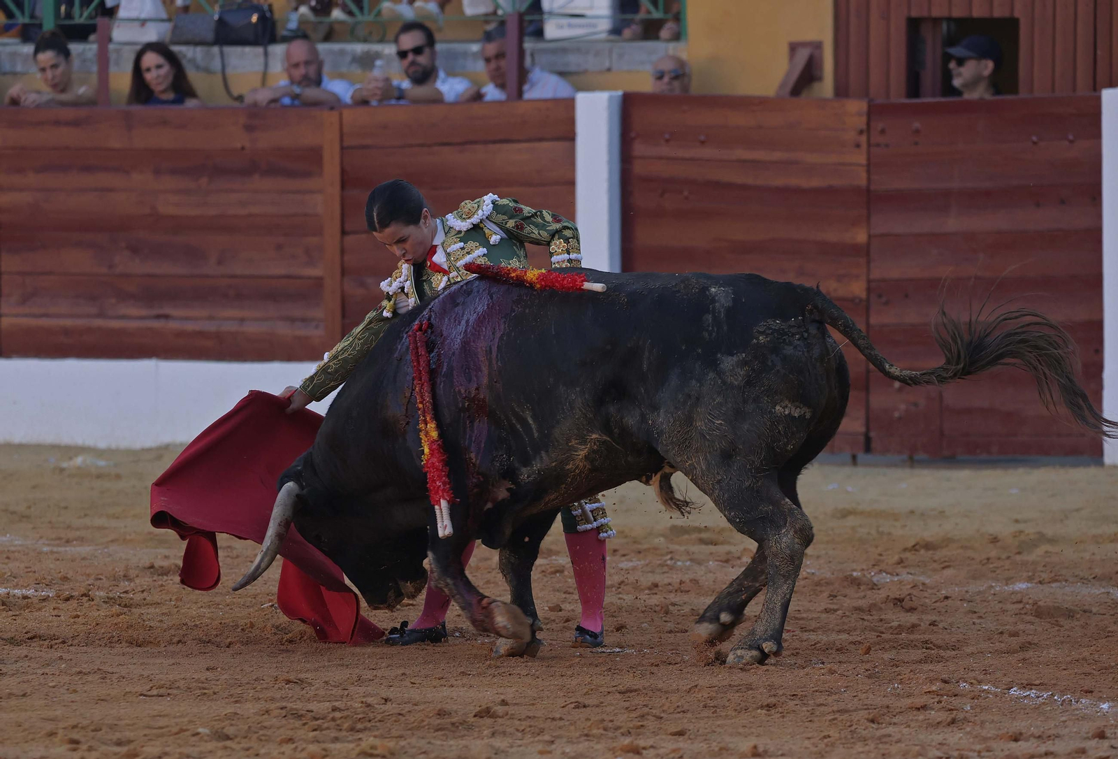 Fotos de la novillada mixta con picadores del sábado de la Feria de La Línea: Ignacio Candelas, Miriam Cabas y Juan Jesús Rodríguez