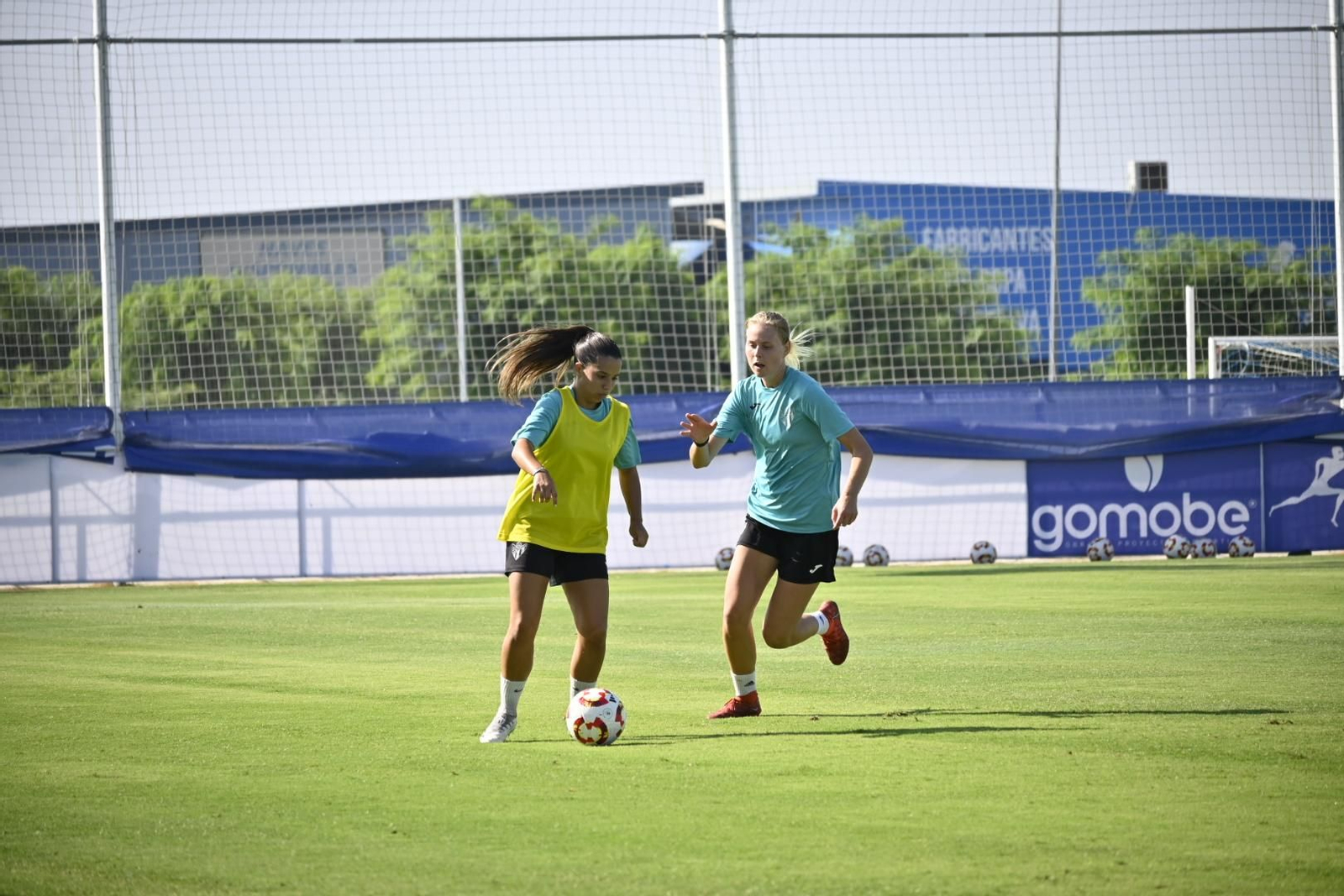 Entrenamiento del Sporting de Huelva a puertas abiertas, en imágenes