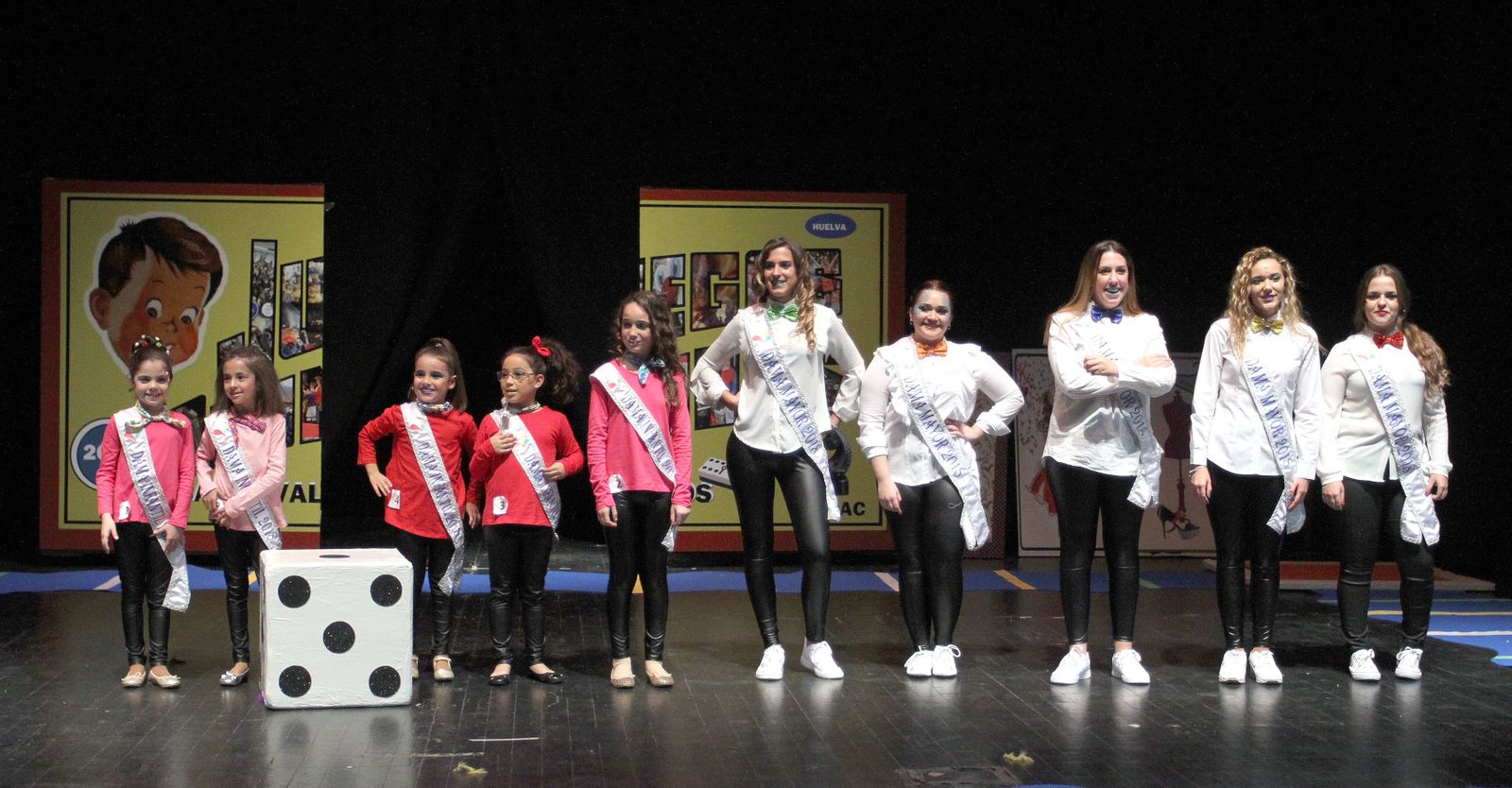 Conjunto de aspirantes al reinado honorífico del Carnaval Colombino 2018 en el escenario del auditorio de la Casa Colón, repleto anoche de público.