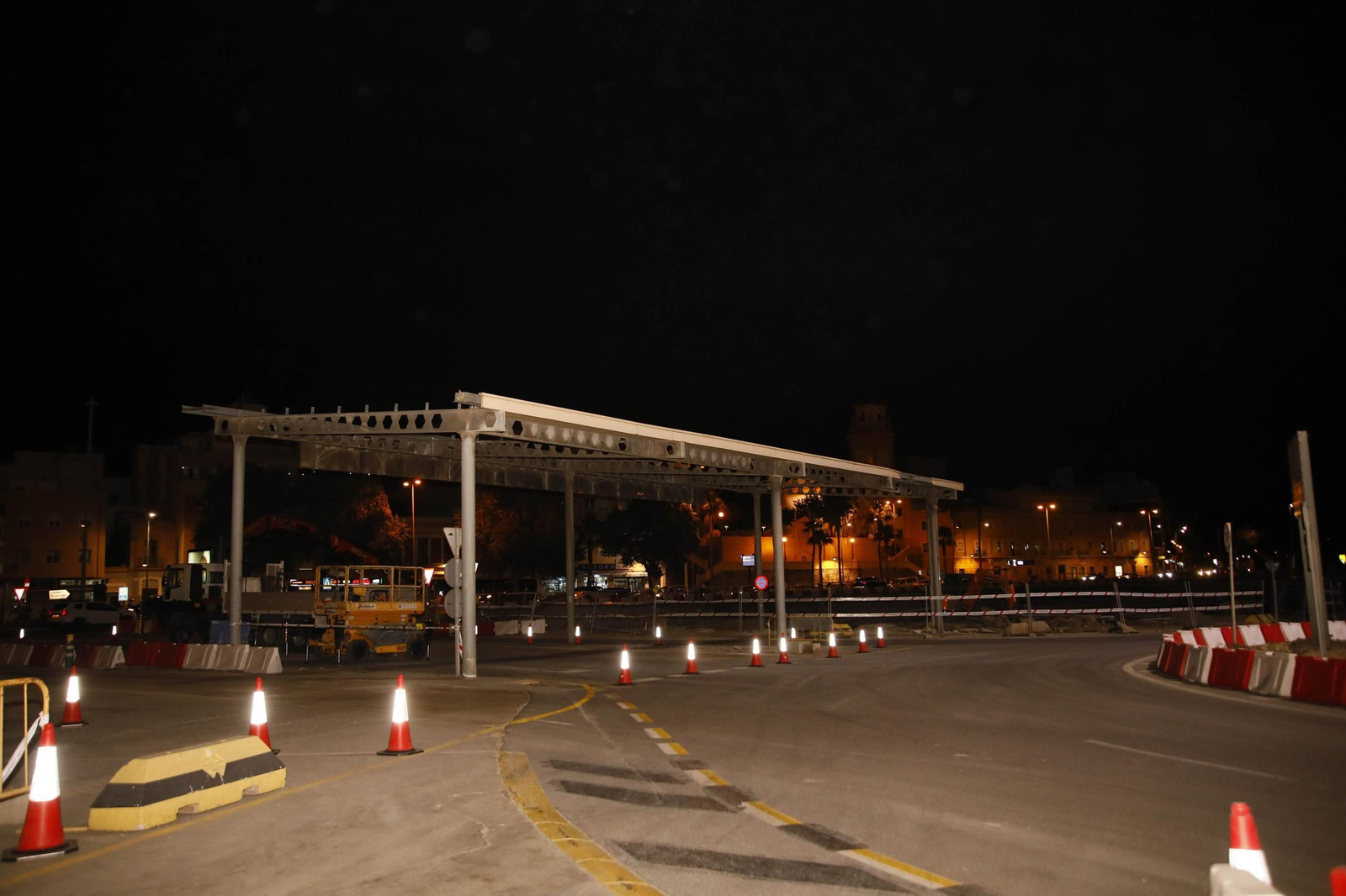 Las imágenes del derribo de la marquesina de la entrada al Puerto de Almería