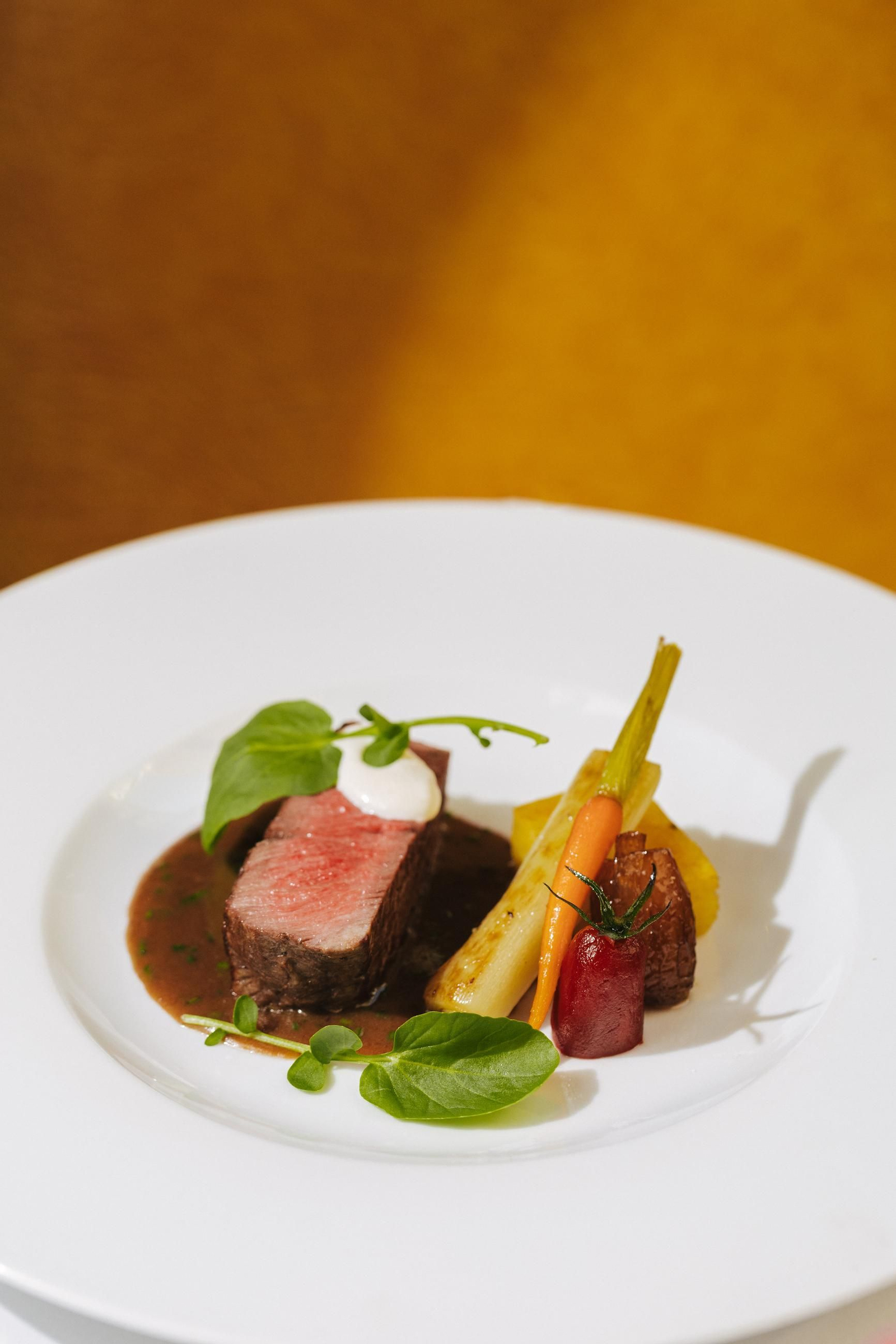 Lingote de ternera Angus, puré de chirivía, verdura de raíz baby, shimenji encurtida, jugo y brotes de berros.jpg