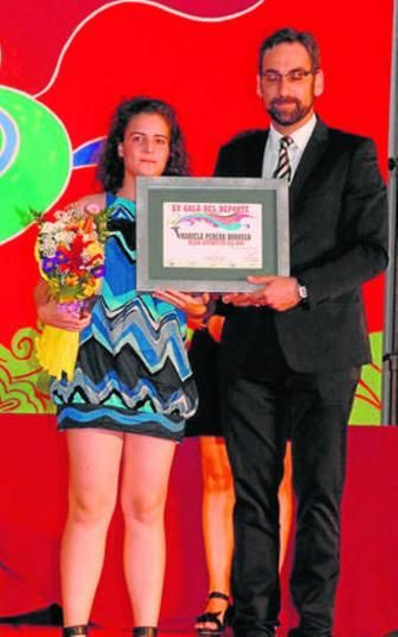 Mariela Perera y Vicente Lozano reciben sus premios de manos del alcalde de Ayamonte.